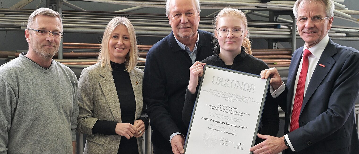 Die Akteure posieren für ein Pressefoto. Jana John zeigt stolz ihre Auszeichnungsurkunde.