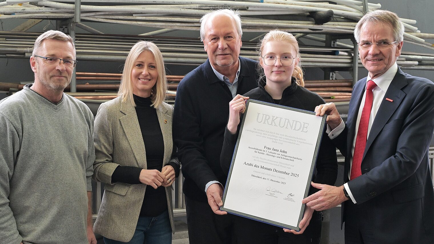 Die Akteure posieren für ein Pressefoto. Jana John zeigt stolz ihre Auszeichnungsurkunde.