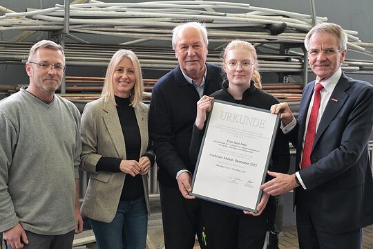 Die Akteure posieren für ein Pressefoto. Jana John zeigt stolz ihre Auszeichnungsurkunde.