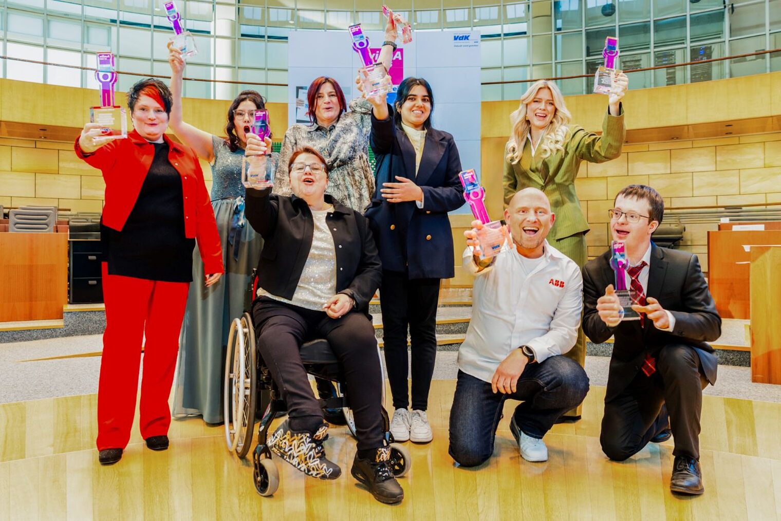 Gruppenfoto von den Preisträgerinnen und Preisträgern des vilmA-Preises 2025