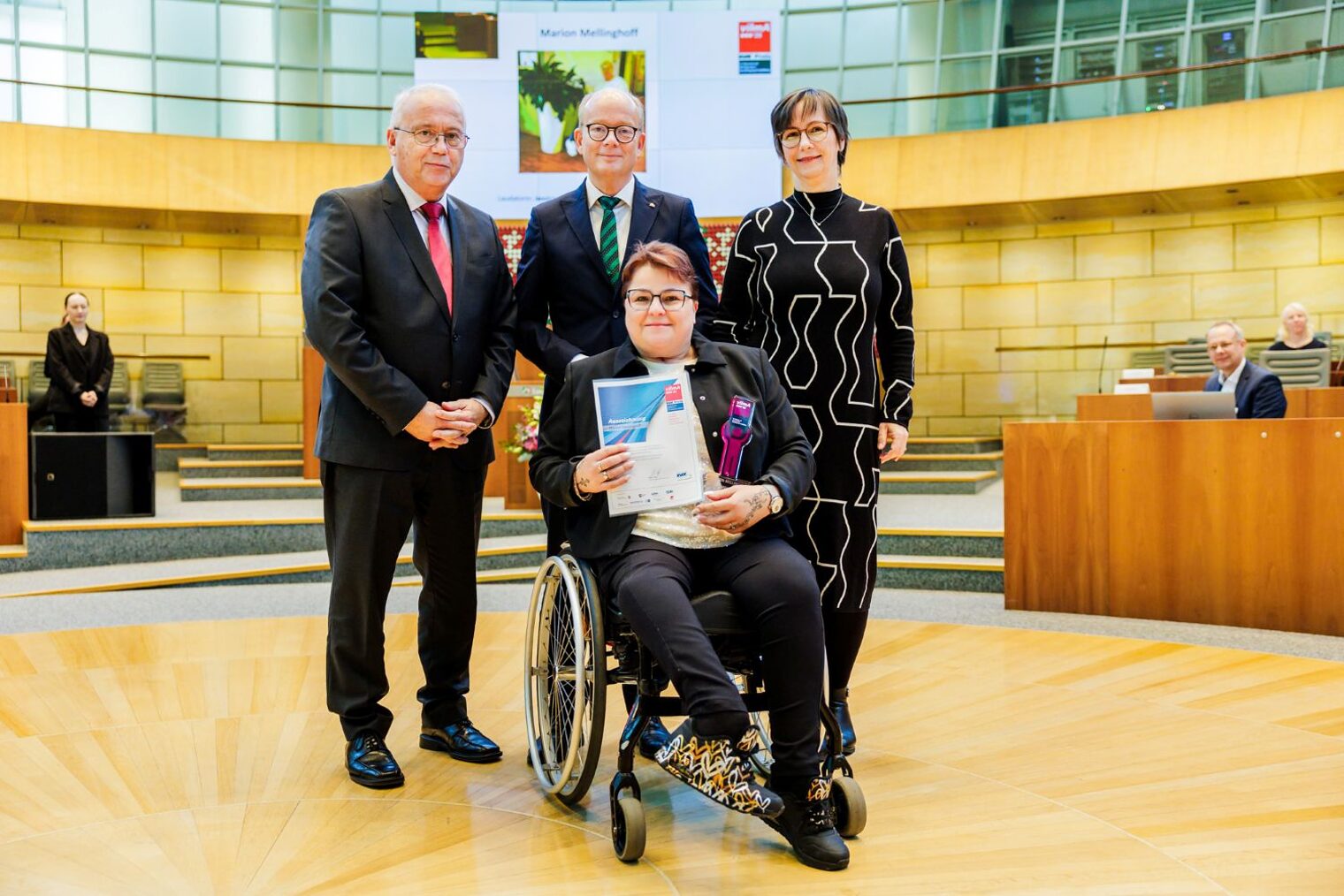 Preisträgerin Marion Mellinghoff (Bildmitte) mit vilmA-Schirmherr André Kuper (Mitte oben), Laudatorin Jessica Handke (rechts) und Juryvorsitzendem Wilfried Böhm (links)