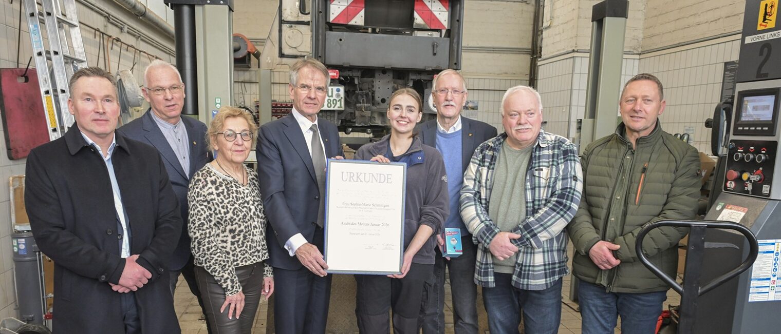 Gruppenfoto der Auszubildenden und weiteren Beteiligten bei der Auszeichnung