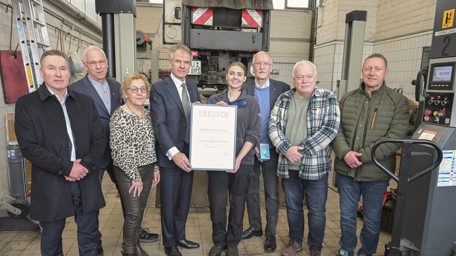 Gruppenfoto der Auszubildenden und weiteren Beteiligten bei der Auszeichnung