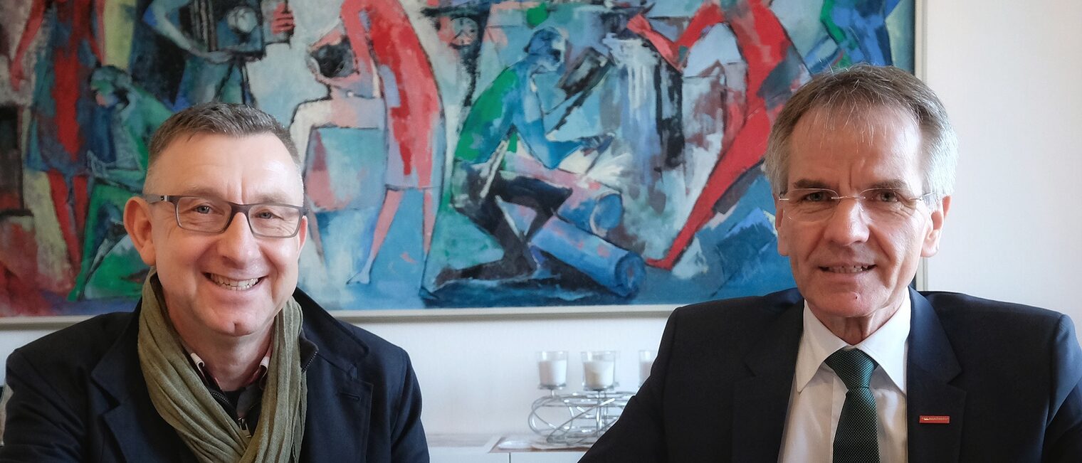 Der Rektor der Werner von Siemens Realschule und der Präsident der HWK Düsseldorf unterzeichnen eine Kooperationsvereinbarung