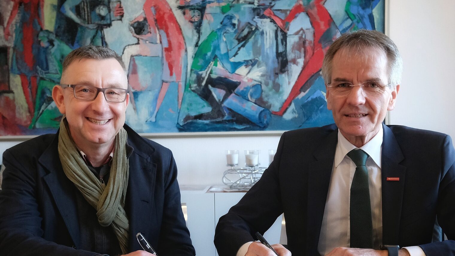 Der Rektor der Werner von Siemens Realschule und der Präsident der HWK Düsseldorf unterzeichnen eine Kooperationsvereinbarung