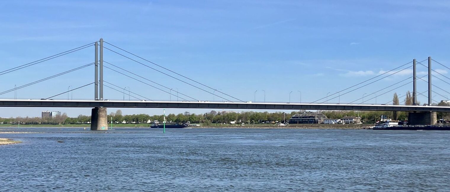Das Archivbild zeigt die bestehende Theodor-Heuss-Brücke, die durch einen Neubau ersetzt werden soll.