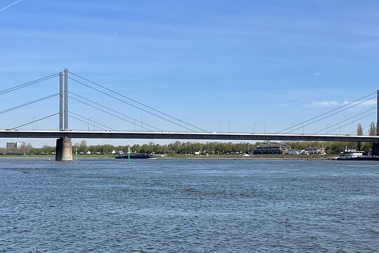Das Archivbild zeigt die bestehende Theodor-Heuss-Brücke, die durch einen Neubau ersetzt werden soll.