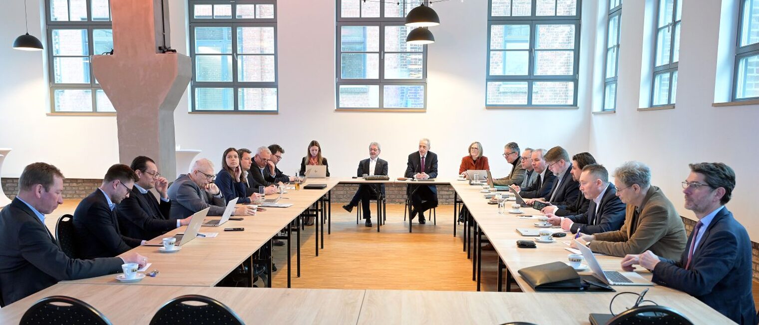 Die Teilnehmenden an der Kreishandwerker-Tagung sitzen an einem Konferenztisch.