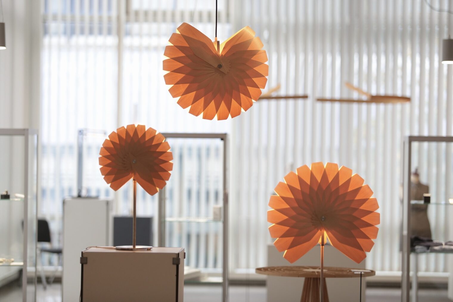 3 Lampen-Objekte aus Ahornfurnier von Nils Jansen. Ausstellungsansicht HWK Düsseldorf 2024.