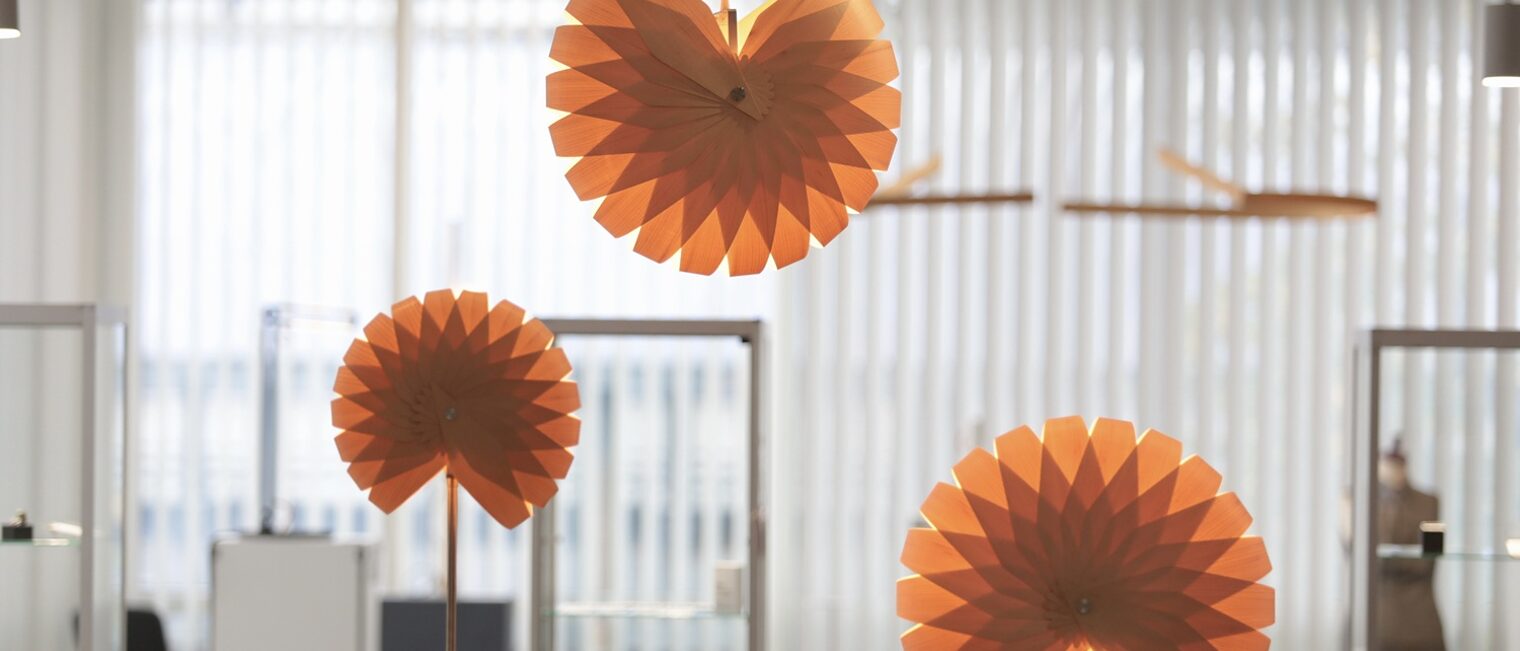 3 Lampen-Objekte aus Ahornfurnier von Nils Jansen. Ausstellungsansicht HWK Düsseldorf 2024.