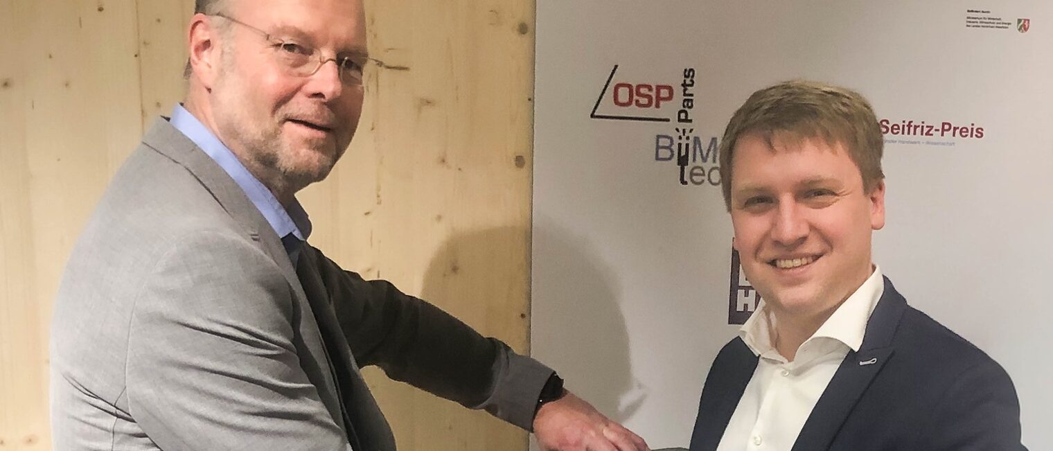 Michael Diwo und Harry Fast präsentieren ein von ihnen entwickeltes Messgerät