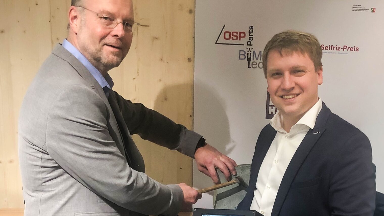 Michael Diwo und Harry Fast präsentieren ein von ihnen entwickeltes Messgerät