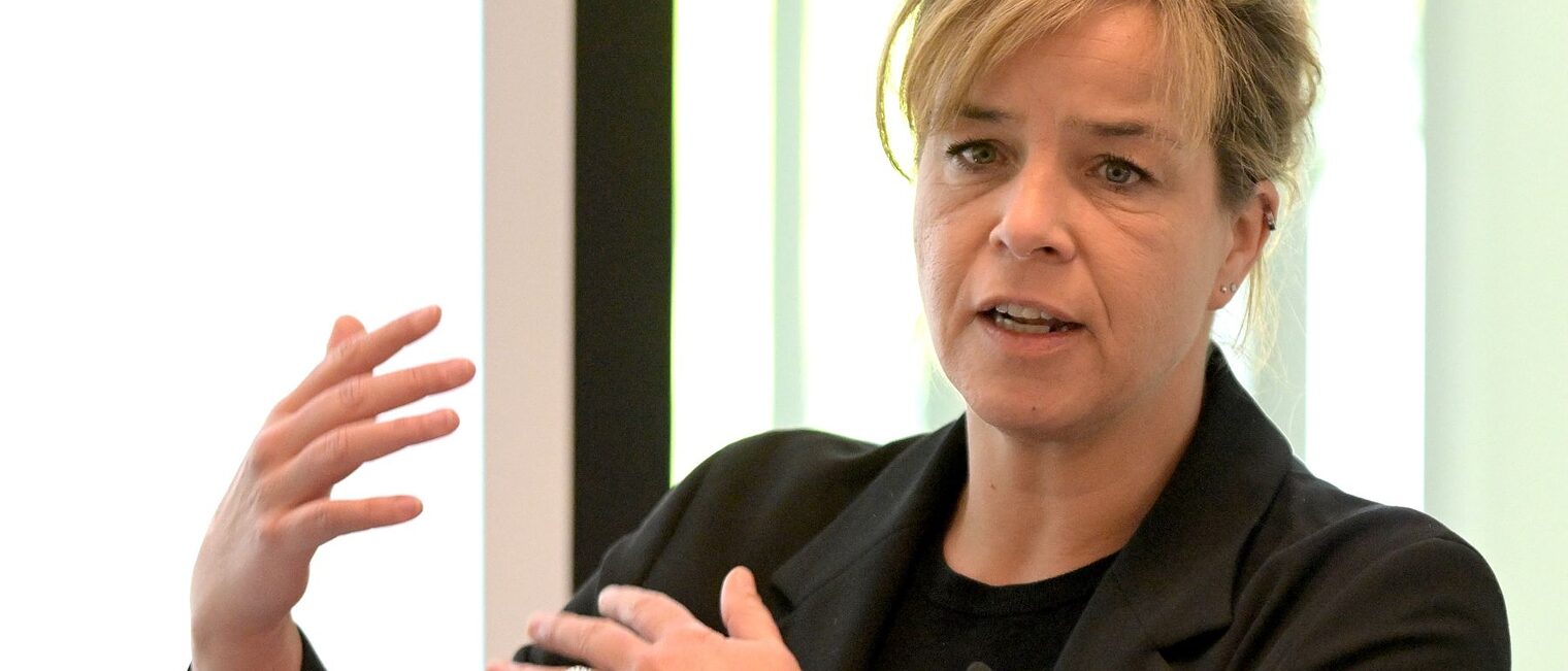 Mona Neubaur hält eine Rede bei der Vollversammlung der Handwerkskammer Düsseldorf