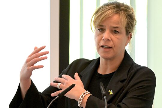 Mona Neubaur hält eine Rede bei der Vollversammlung der Handwerkskammer Düsseldorf