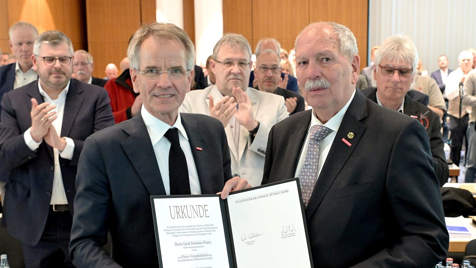Präsident Andreas Ehlert und Ehren-Vizepräsident Gerd Peters posieren für ein Pressefoto.