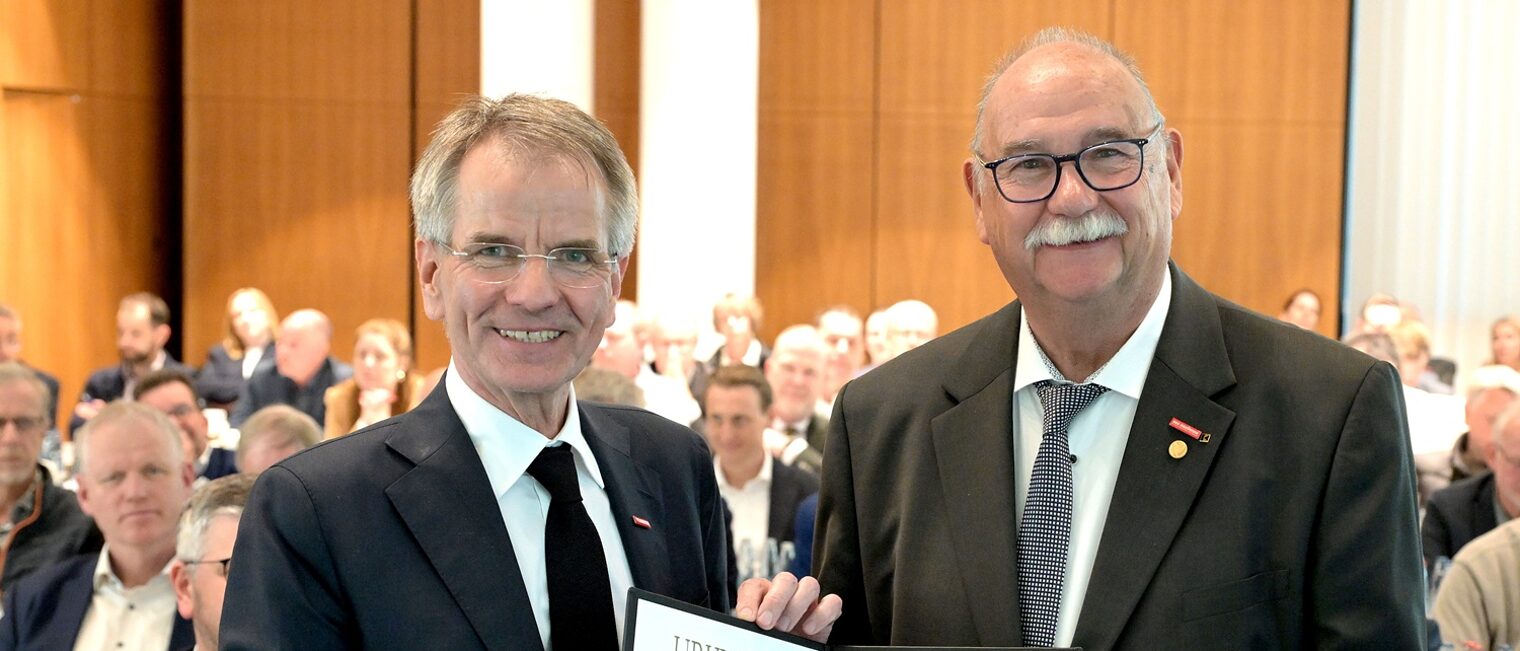 Präsident Andreas Ehlert und Ehren-Vizepräsident Bernd Münzenhofer posieren für ein Pressefoto.