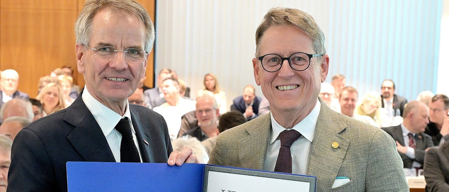 Präsident Andreas Ehlert und Thomas Dopheide posieren für ein Pressefoto.