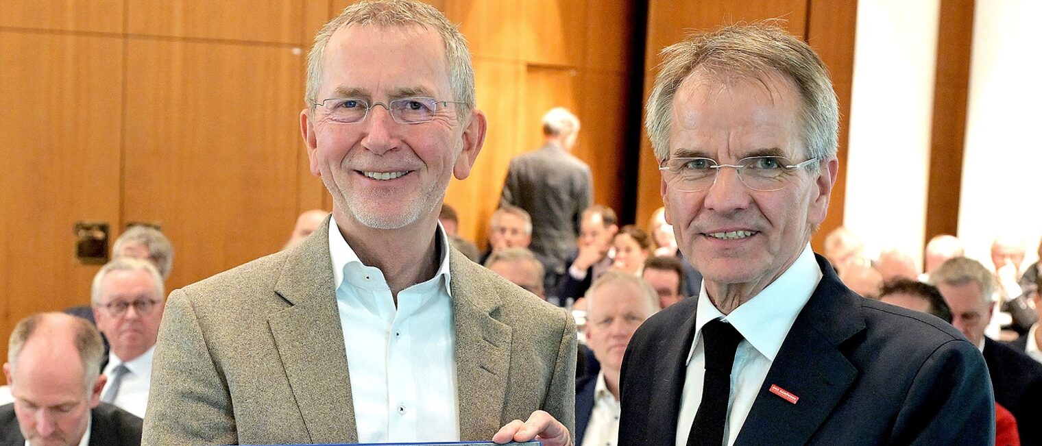 Frank Mund und Präsident Andreas Ehlert posieren für ein Pressefoto.