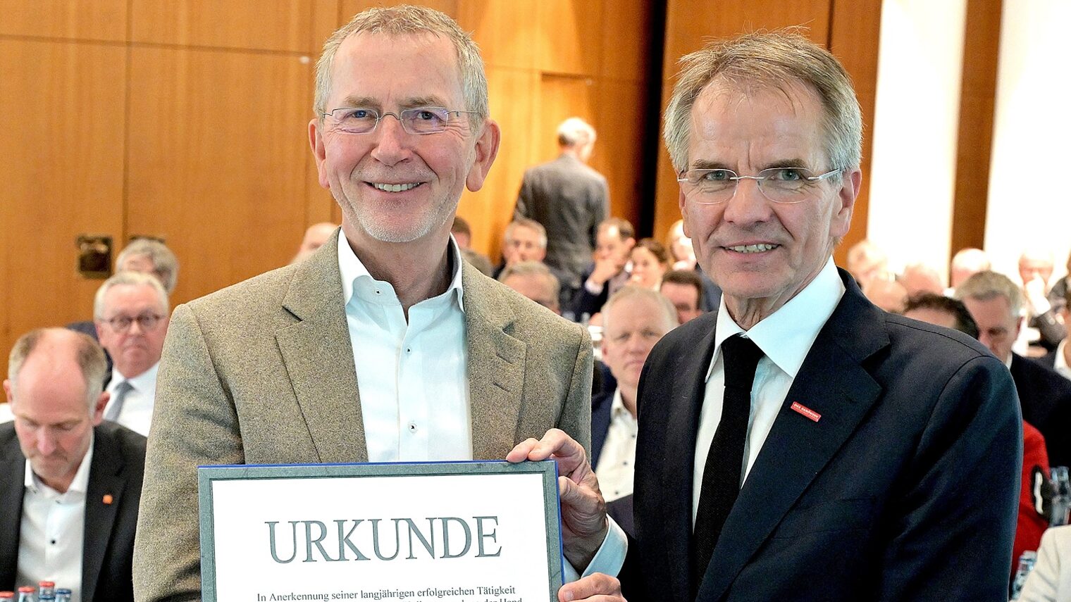 Frank Mund und Präsident Andreas Ehlert posieren für ein Pressefoto.
