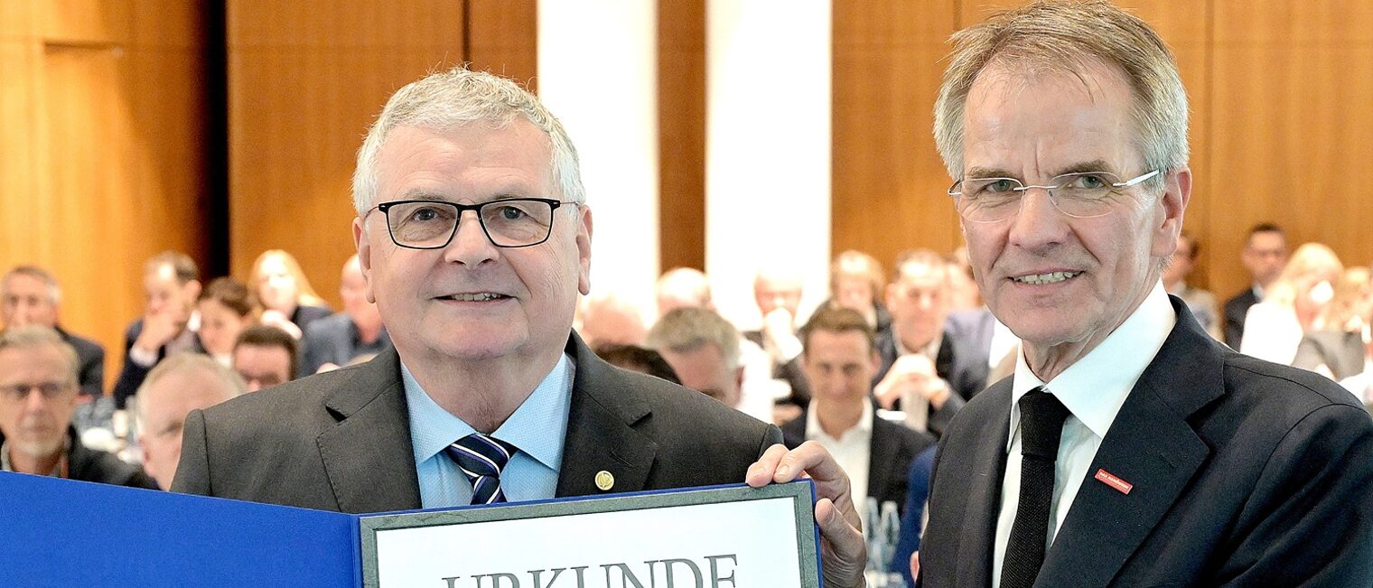 Rolf Meurer und Präsident Andreas Ehlert posieren für ein Pressefoto.