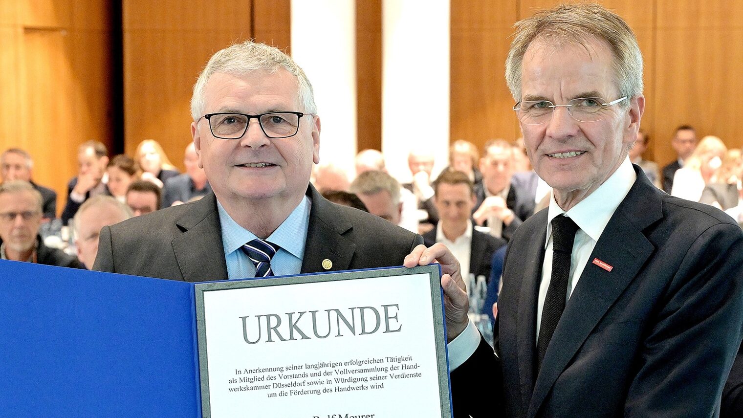 Rolf Meurer und Präsident Andreas Ehlert posieren für ein Pressefoto.