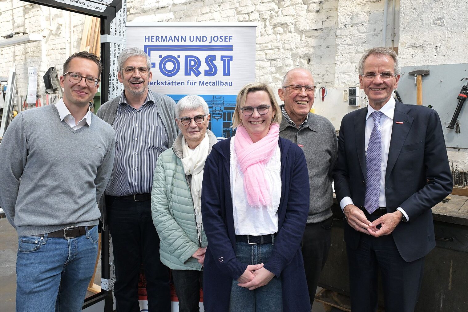 Gruppenfoto der Familie Först (5 Personen) und Kammerpräsident Andreas Ehlert anlässlich der Pressekonferenz zum Frühjahrsgutachten 2026 bei Metallbau Först.