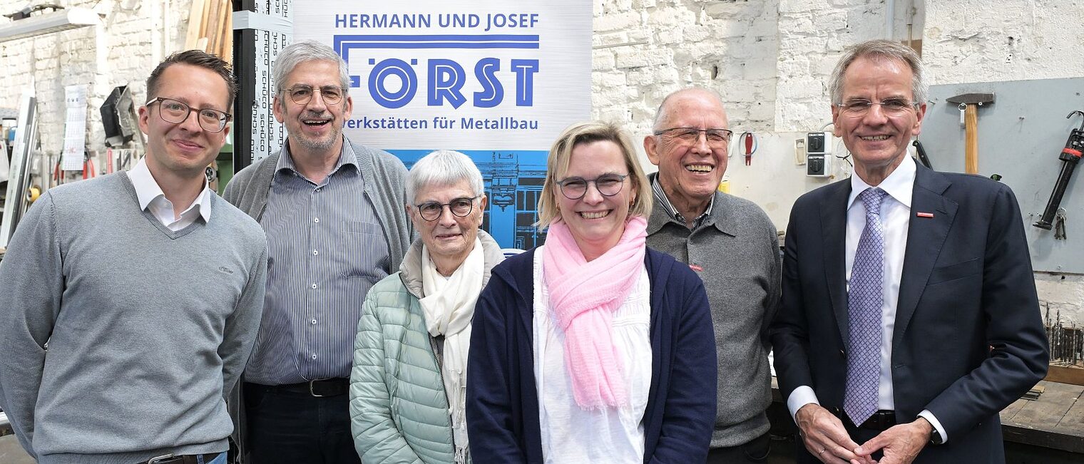 Gruppenfoto der Familie Först (5 Personen) und Kammerpräsident Andreas Ehlert anlässlich der Pressekonferenz zum Frühjahrsgutachten 2026 bei Metallbau Först.