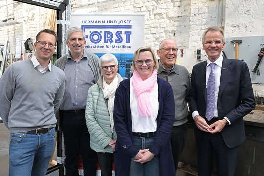 Gruppenfoto der Familie Först (5 Personen) und Kammerpräsident Andreas Ehlert anlässlich der Pressekonferenz zum Frühjahrsgutachten 2026 bei Metallbau Först.