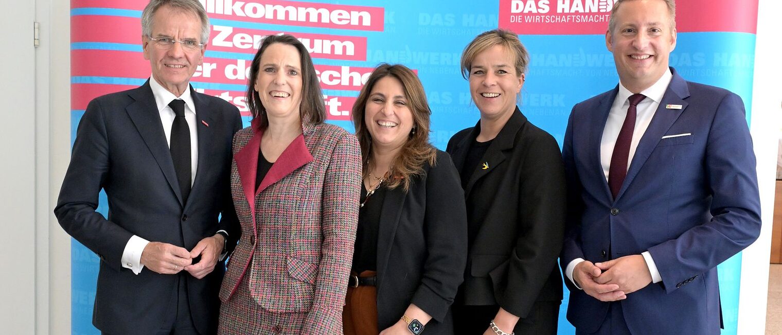 Das neue Präsidium der HWK Düsseldorf zusammen mit Mona Neubaur und 