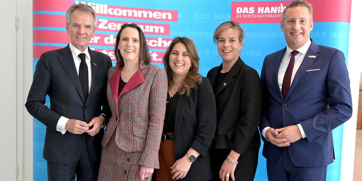Das neue Präsidium der HWK Düsseldorf zusammen mit Mona Neubaur und 