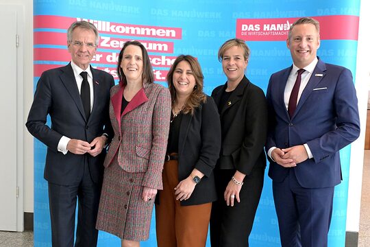 Das neue Präsidium der HWK Düsseldorf zusammen mit Mona Neubaur und 