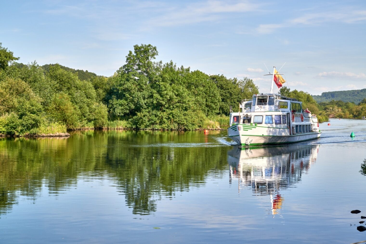 Ein Ausflugsboot schippert auf der Ruhr.