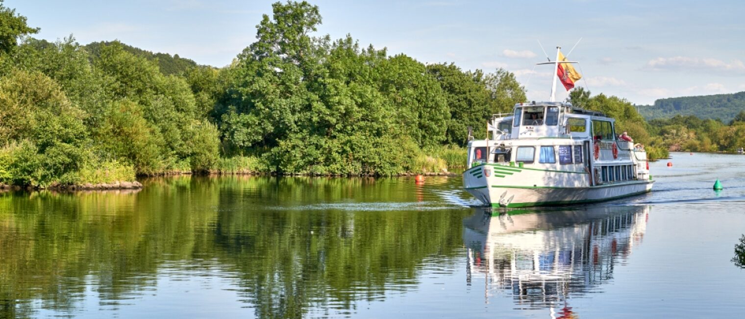 Ein Ausflugsboot schippert auf der Ruhr.