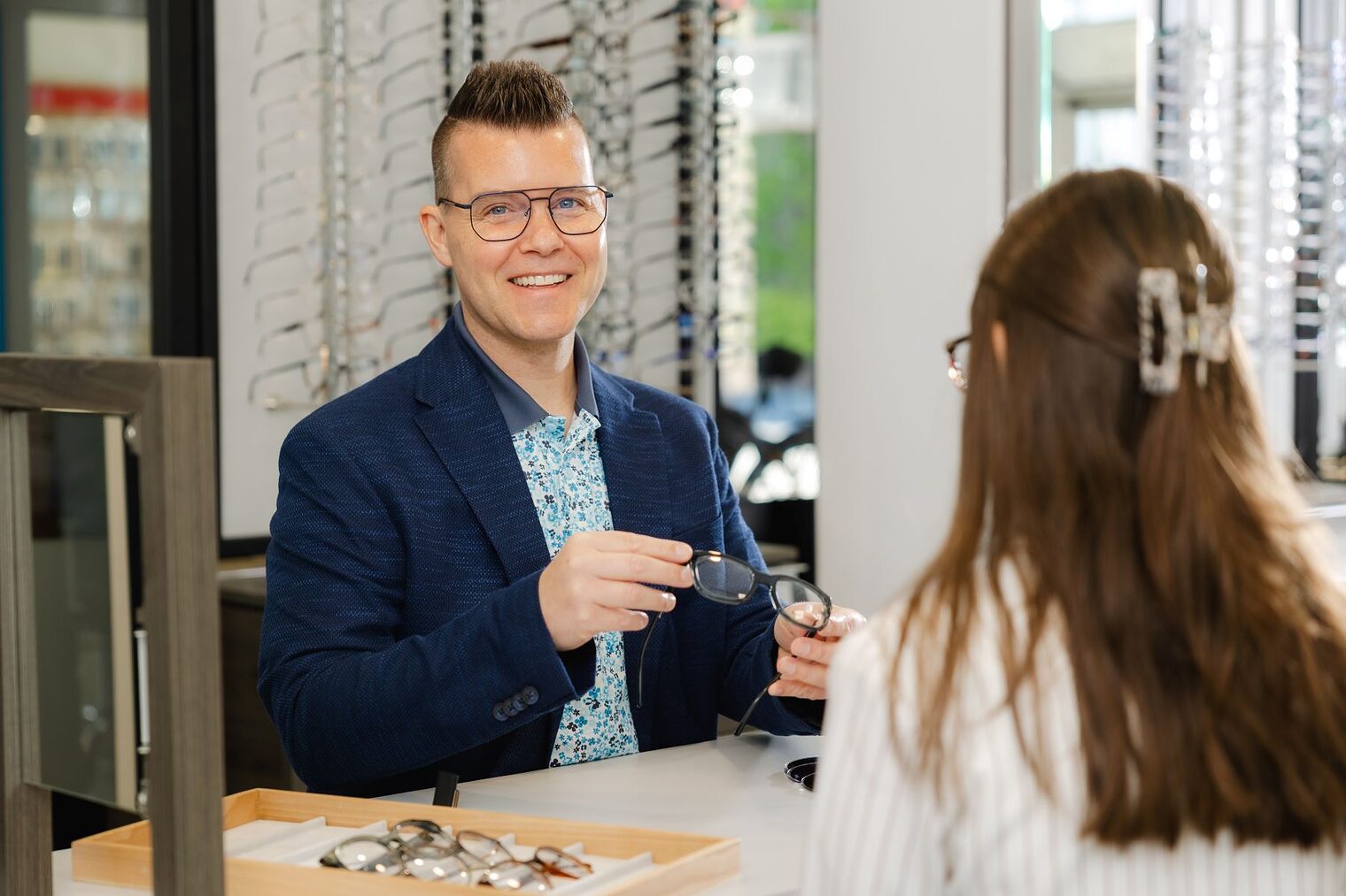 Daniel Stern, Augenoptiker, mit einer Kundin bei der Brillen-Anprobe