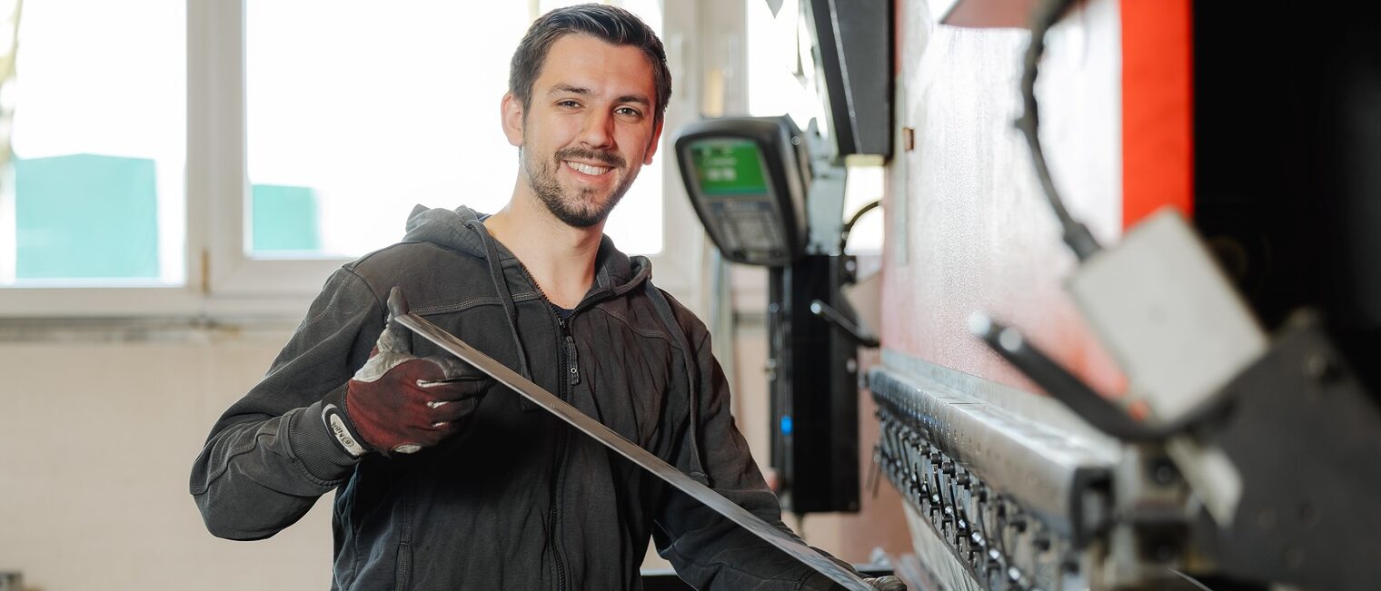 Jonas Kohnen in der Werkstatt vor einer Werkbank