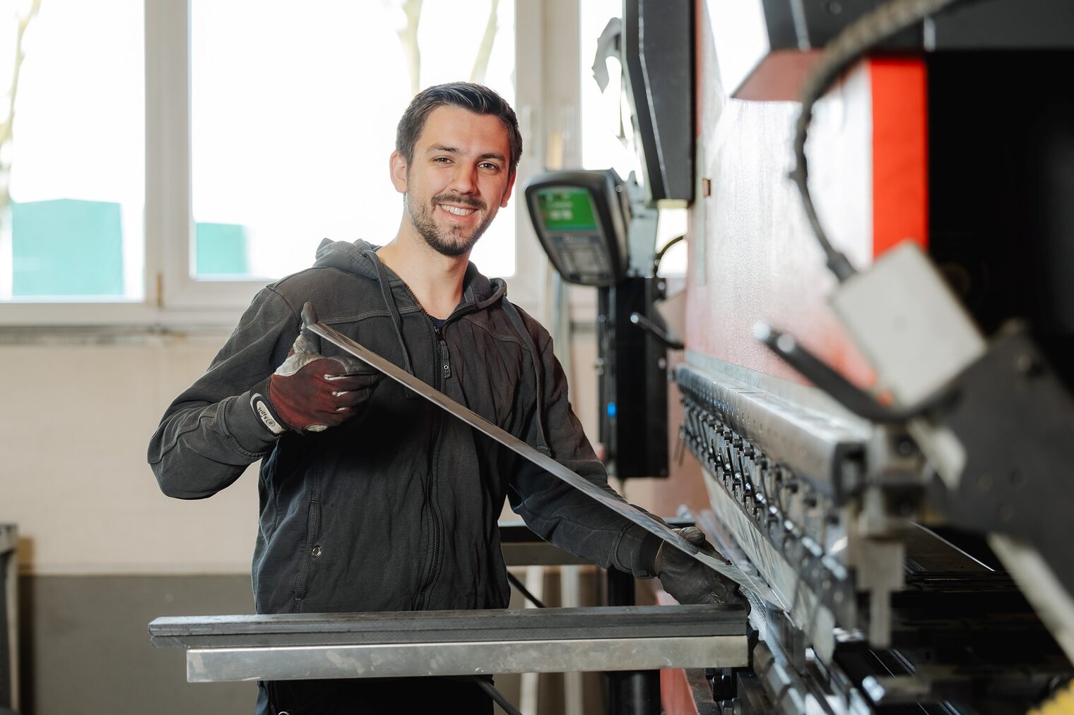 Jonas Kohnen in der Werkstatt vor einer Werkbank