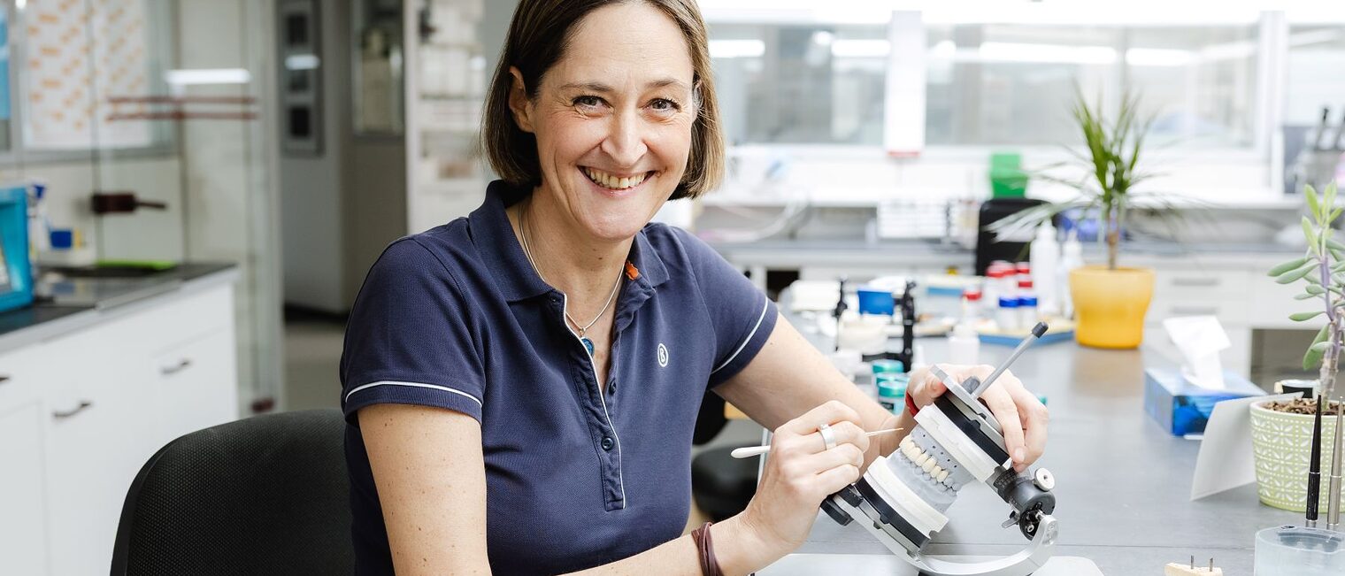Astrid Fedder, Zahntechnikerin, arbeitet an einer Prothese.