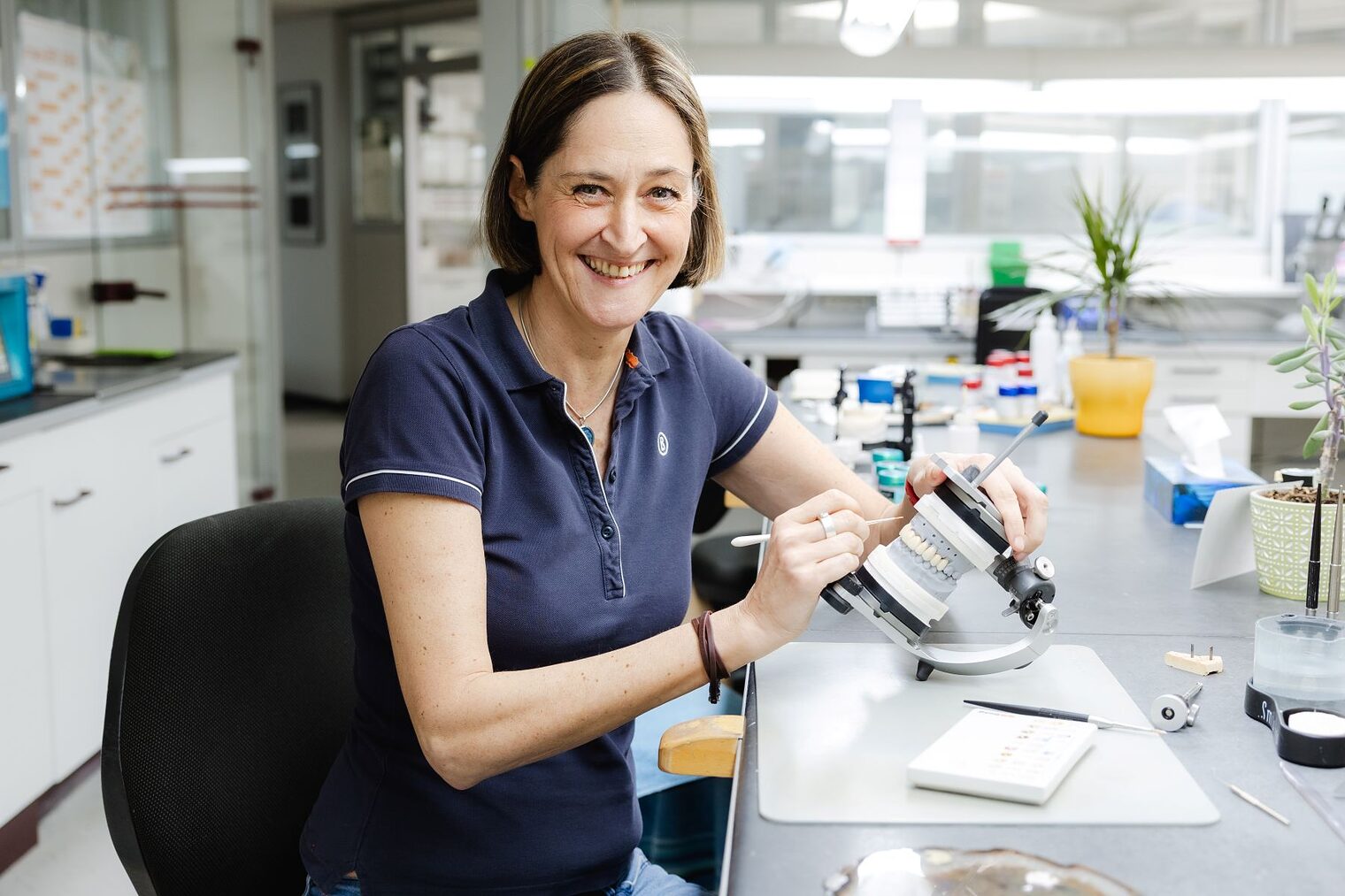 Astrid Fedder, Zahntechnikerin, arbeitet an einer Prothese.