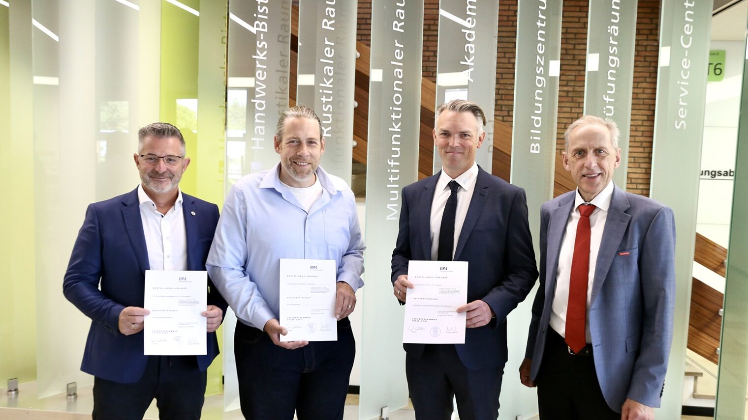 Die drei neuen Sachverständigen Thomas Meunier, Marcus Jacobs und Patrick Suhre (v.l.) mit ihren Urkunden zusammen mit Hauptgeschäftsführer Dr. Axel Fuhrmann, HWK Düsseldorf.