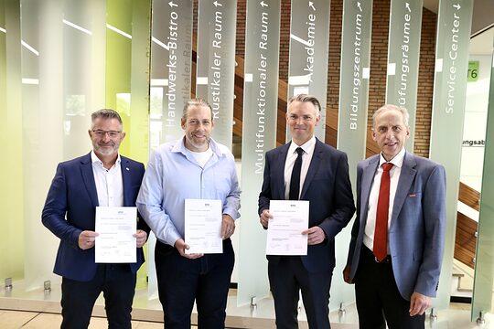 Die drei neuen Sachverständigen Thomas Meunier, Marcus Jacobs und Patrick Suhre (v.l.) mit ihren Urkunden zusammen mit Hauptgeschäftsführer Dr. Axel Fuhrmann, HWK Düsseldorf.