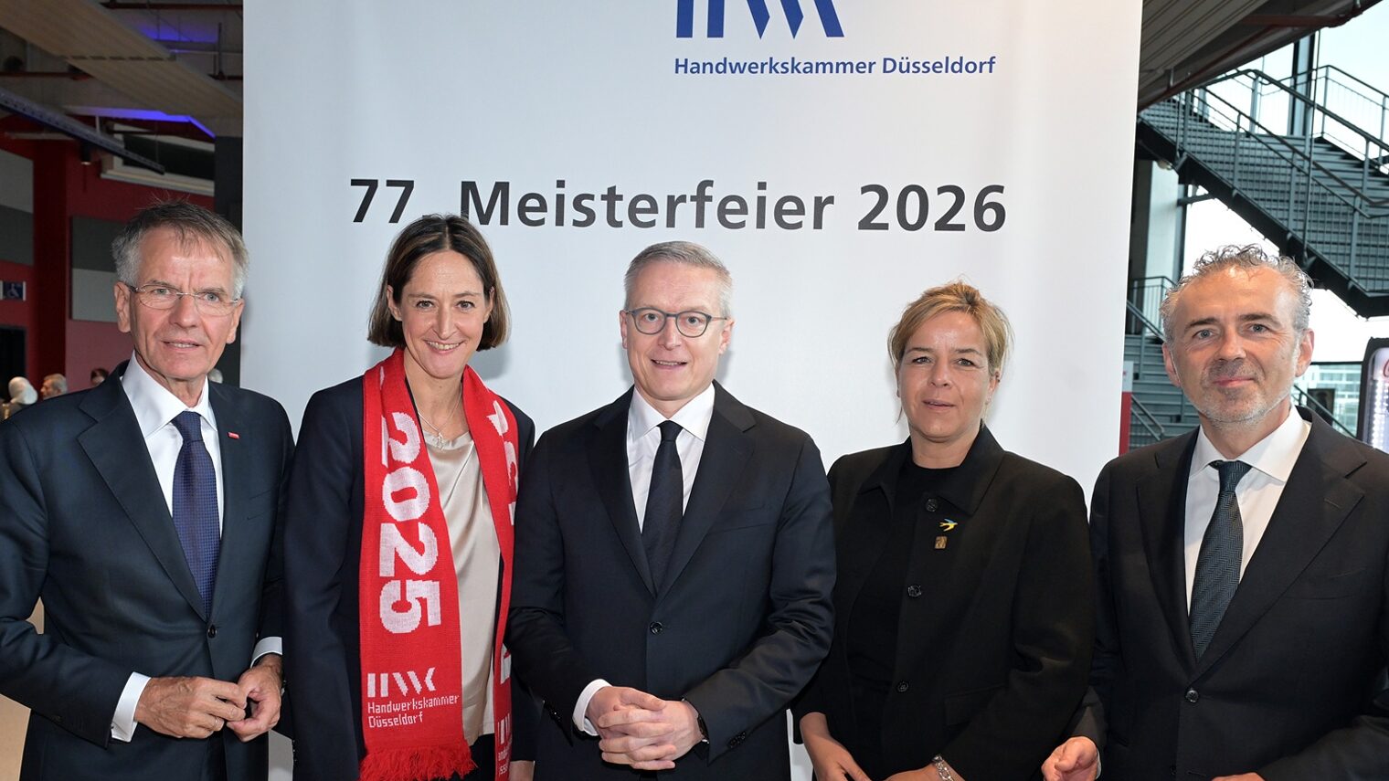 5 Personen posieren für ein Pressefoto anlässlich der 77. Meisterfeier.