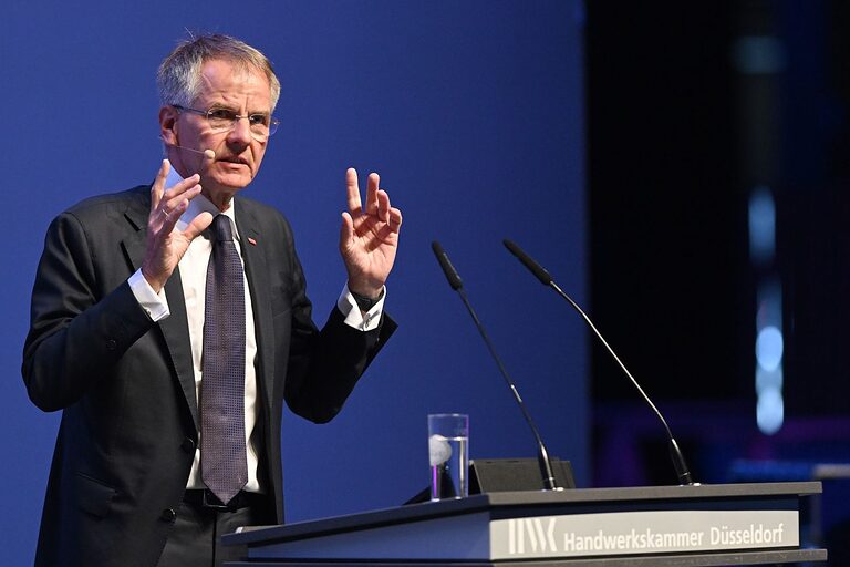Kammerpräsident Ehlert hält eine Rede auf der Meisterfeier