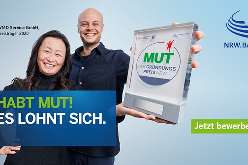 Die Preisträgerin und der Preisträger des MUT Gründungspreises 2020 lachen in die Kamera. Text: Habt Mut! Es lohnt sich! Jetzt bewerben!