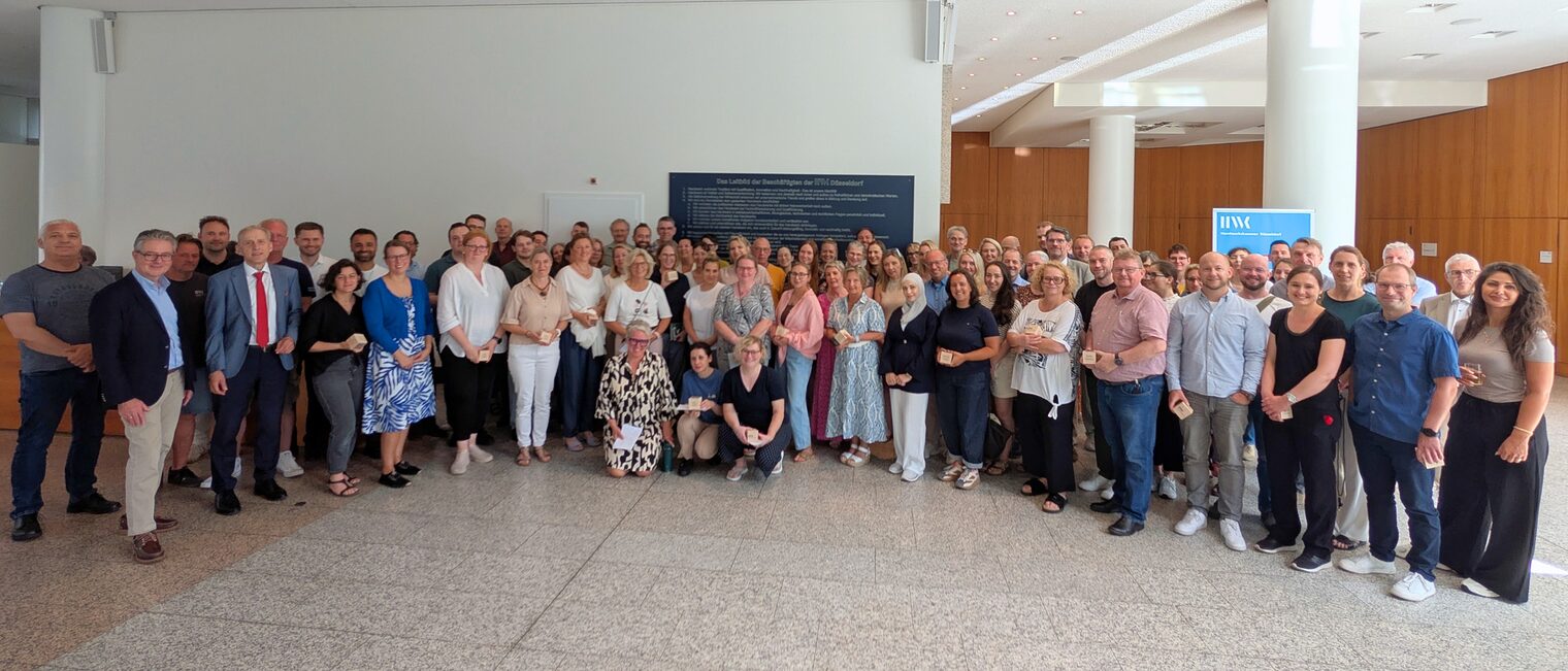 Gruppenfoto von circa 100 Mitarbeitenden der HWK Düsseldorf
