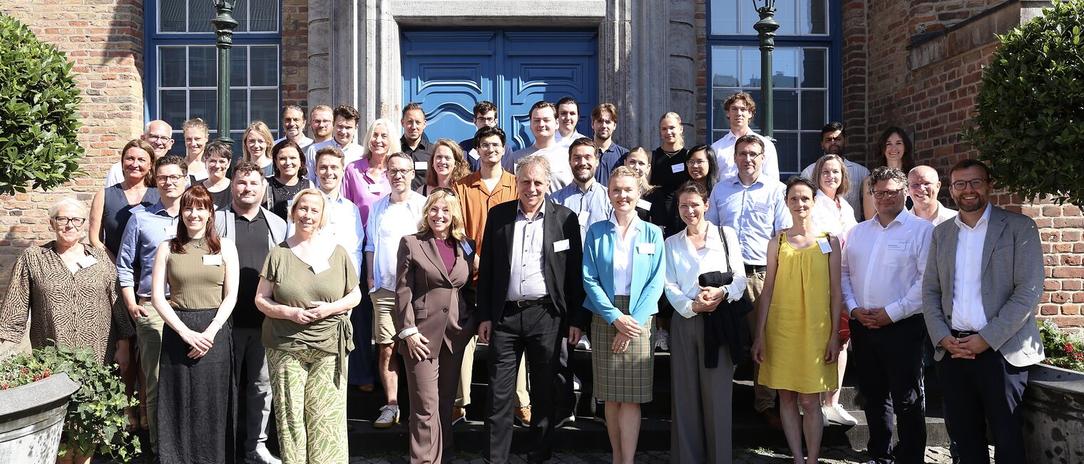 Auftakt der 10. Staffel Ökoprofit Düsseldorf, Gruppenfoto vor dem Rathaus