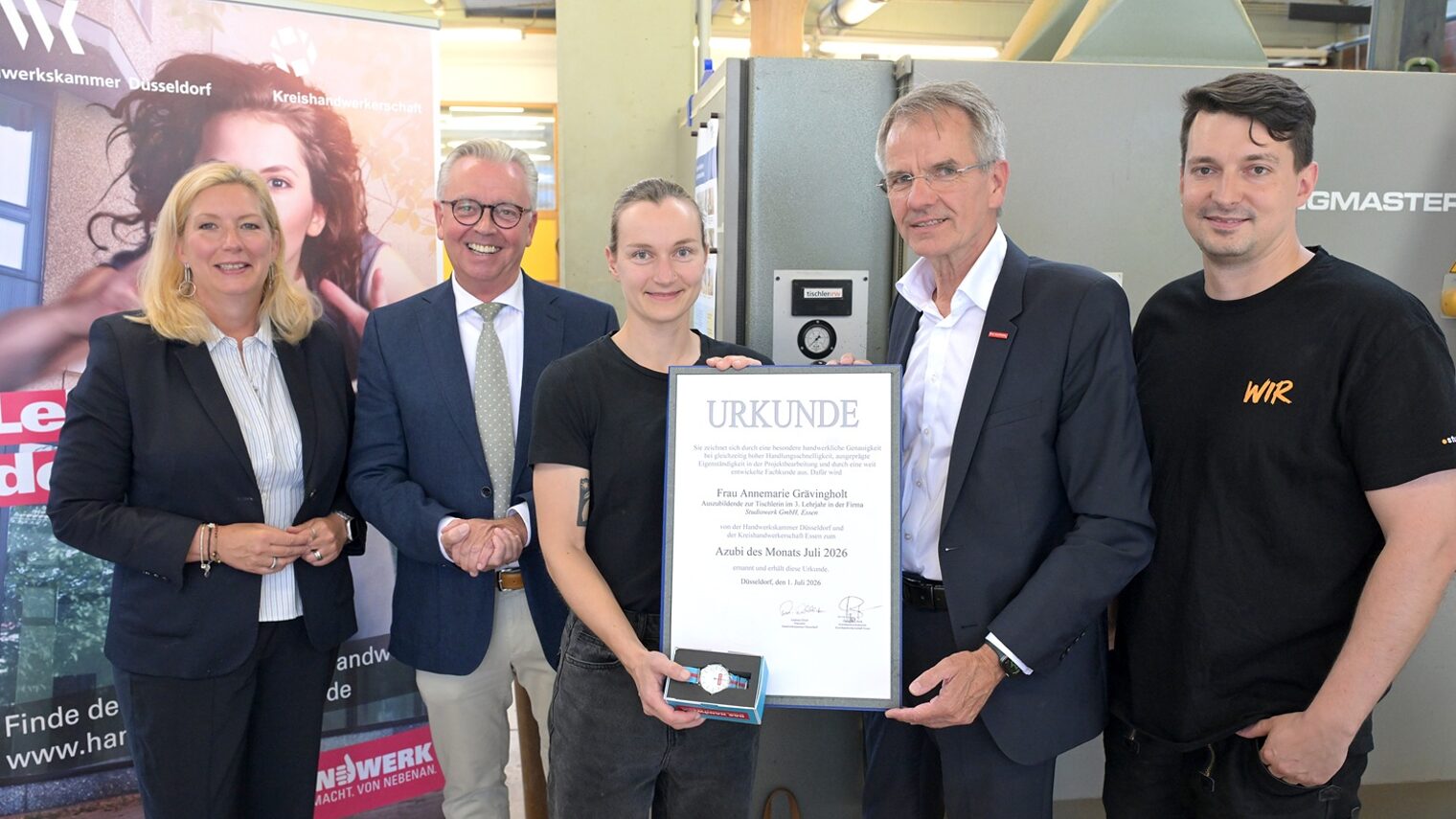 Die Akteure posieren für ein Pressefoto. Annemarie Grävingholt zeigt ihre Urkunde.