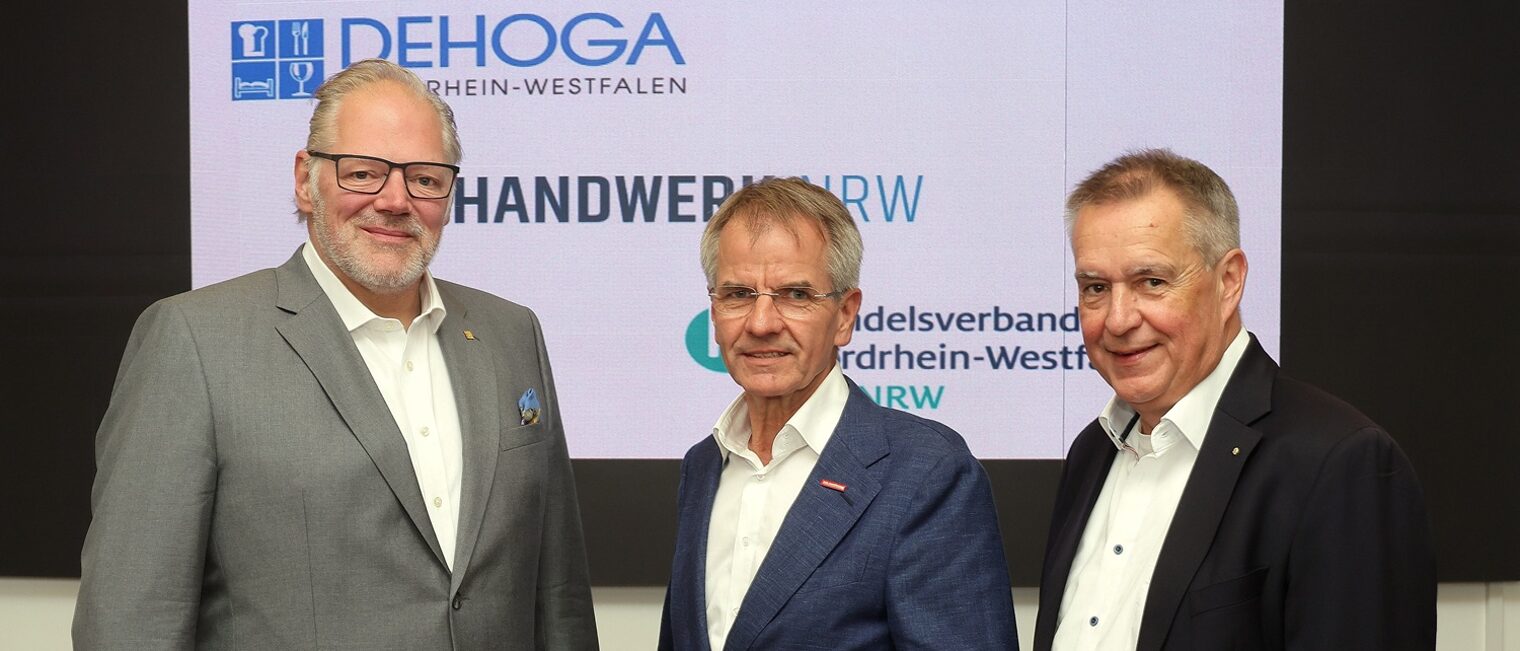 Die Akteure posieren für ein Pressefoto.