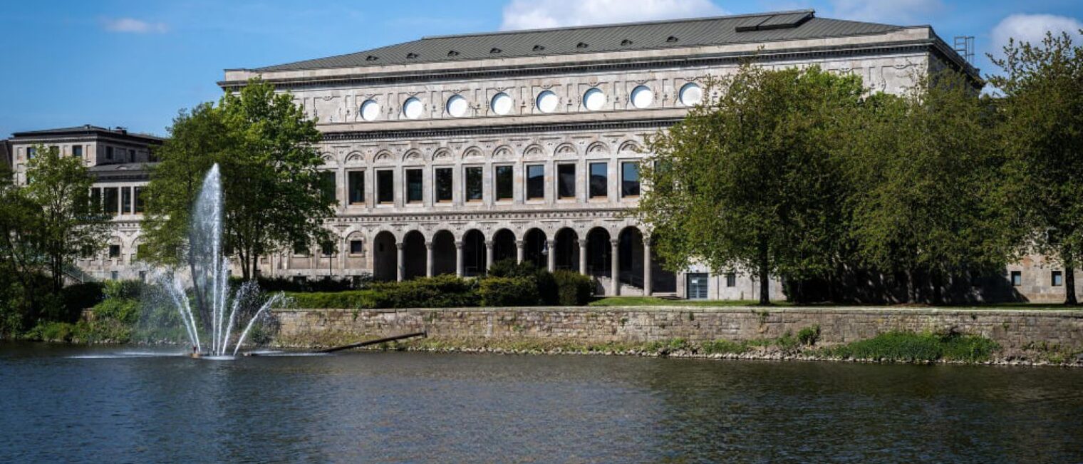 Stadthalle Mülheim, im Vordergrund ist noch die Ruhr zu sehen