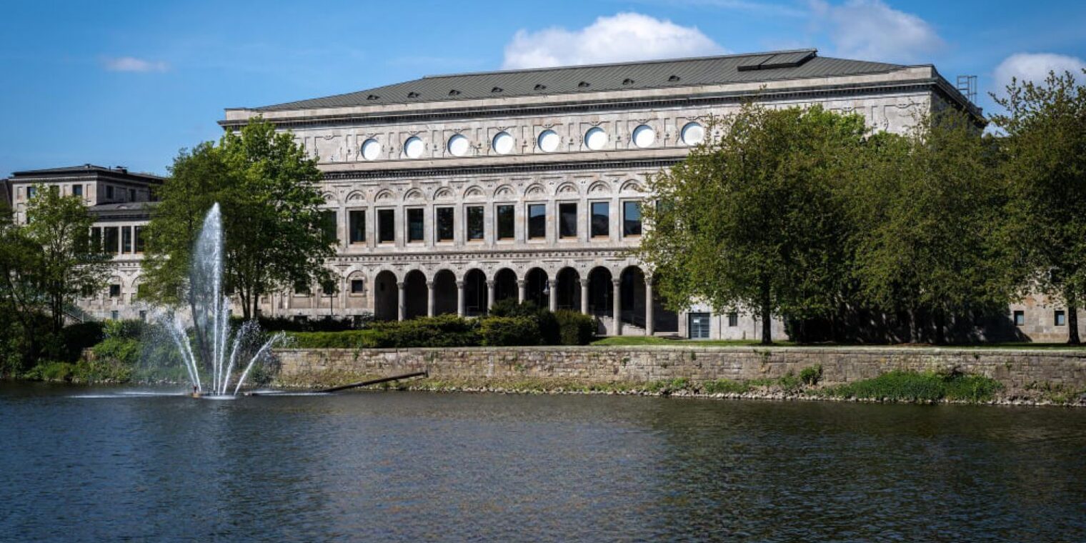 Stadthalle Mülheim, im Vordergrund ist noch die Ruhr zu sehen