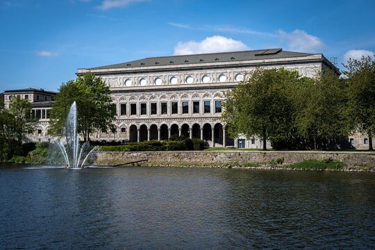 Stadthalle Mülheim, im Vordergrund ist noch die Ruhr zu sehen